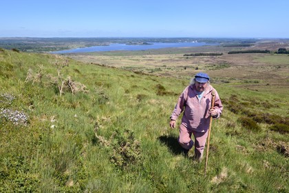 France, Finistère (29), parc naturel régional d'Armorique, Monts d'Arrée, Brasparts, montagne Saint Michel (Menez Mikaël), le conteur Claude Le Lann devant le réservoir de Saint-Michel