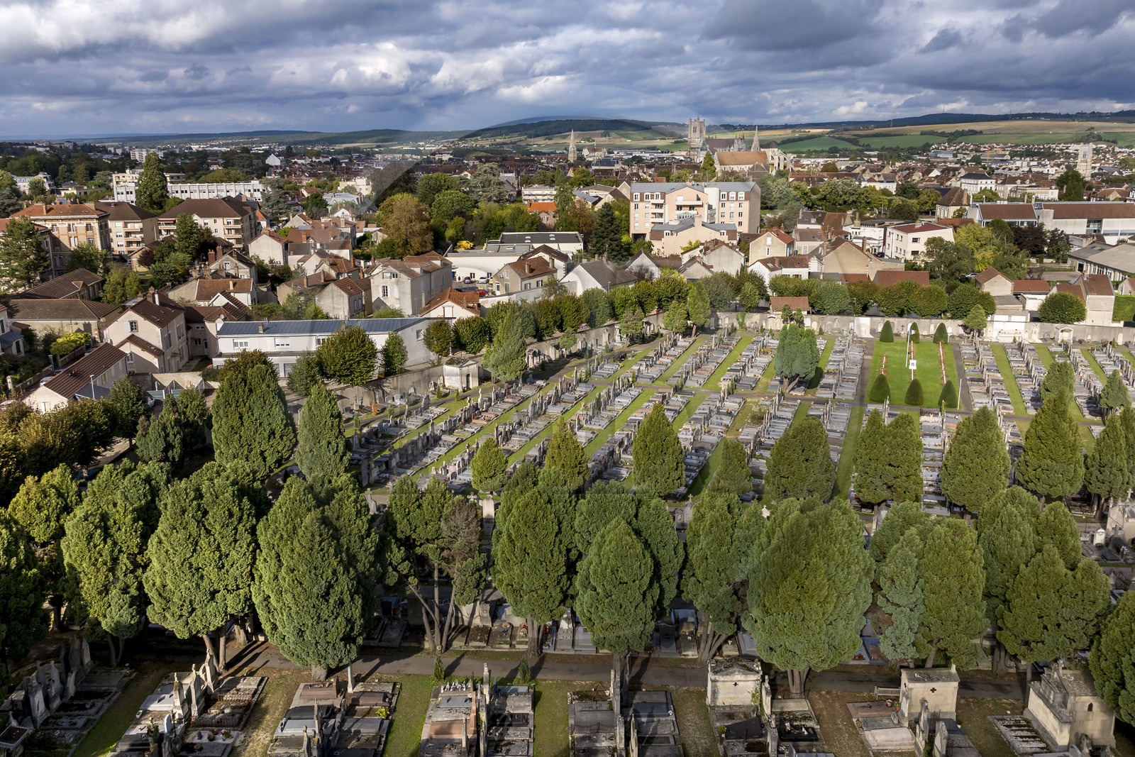 France, Yonne (89), Auxerre, le cimetière Saint-Amâtre (Dunant) fondé en 1793 et la cathédrale Saint-Etienne en arrière plan (vue aérienne)