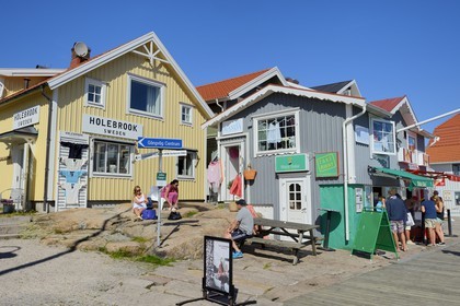 Suède, Västra Götaland, Smögen, magasins en bordure du port