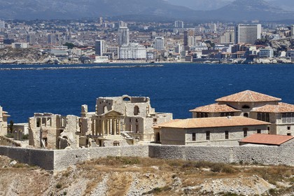 France, Bouches-du-Rhône (13), Marseille, Parc National des Calanques, Archipel des Iles du Frioul, Ile Ratonneau, ruines de l'hopital Caroline et la ville de Marseille en arrière plan