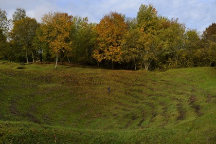 France, Meuse (55), Parc régional de Lorraine, Cotes de Meuse, Les Éparges, traces des combats d’une des luttes les plus meurtrières de la Première Guerre mondiale, entonnoir résultant d'explosions de mines pour le contrôle du « point X » qui domine la plaine