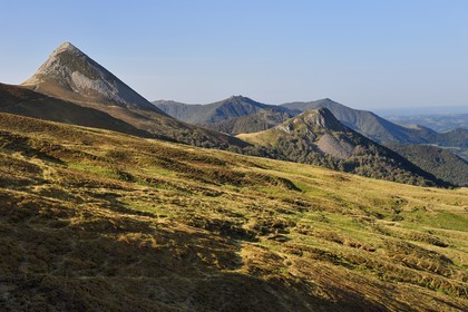 France, Cantal (15), Parc Naturel Régional des Volcans d'Auvergne, Le Lioran, col de Rombière surplombant la vallée de la Jordanne sur le chemin de Saint-Jacques de Compostelle par la Via Arverna, en arrière plan le Puy Griou émergeant à gauche et le Griounou à sa droite