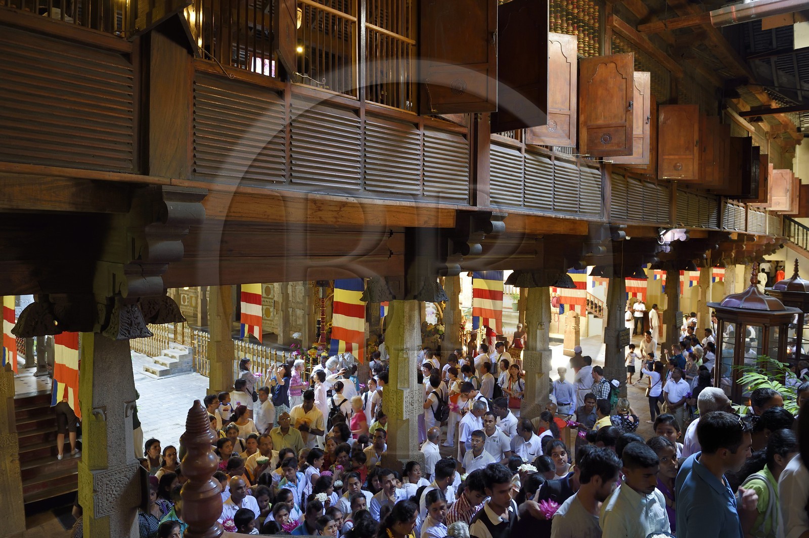 Sri Lanka, province du centre, Kandy, ville sacrée classée patrimoine mondial de l'UNESCO, Temple de la Dent de Bouddha (Sri Dalada Maligawa), la foule des pélerins vient appercevoir le dogoba qui contient la relique de la dent