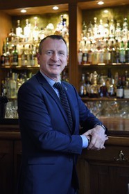 France, Calvados (14), Pays d'Auge, Deauville, Bar de l'Hotel Normandy Barriere, le chef barman Marc Jean