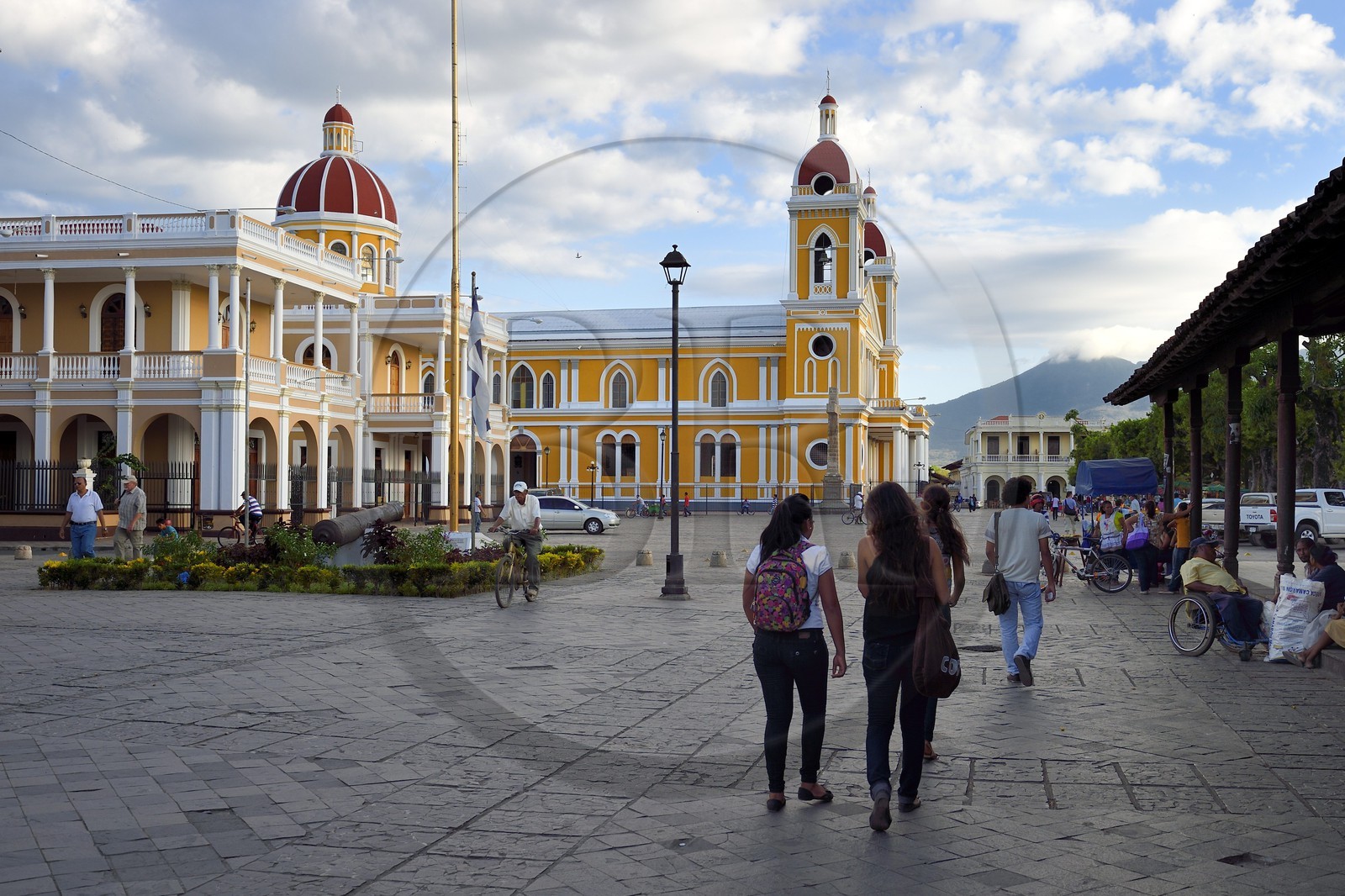 Nicaragua, Granada, maisons coloniales sur la Plaza de la Independencia et la cathédrale