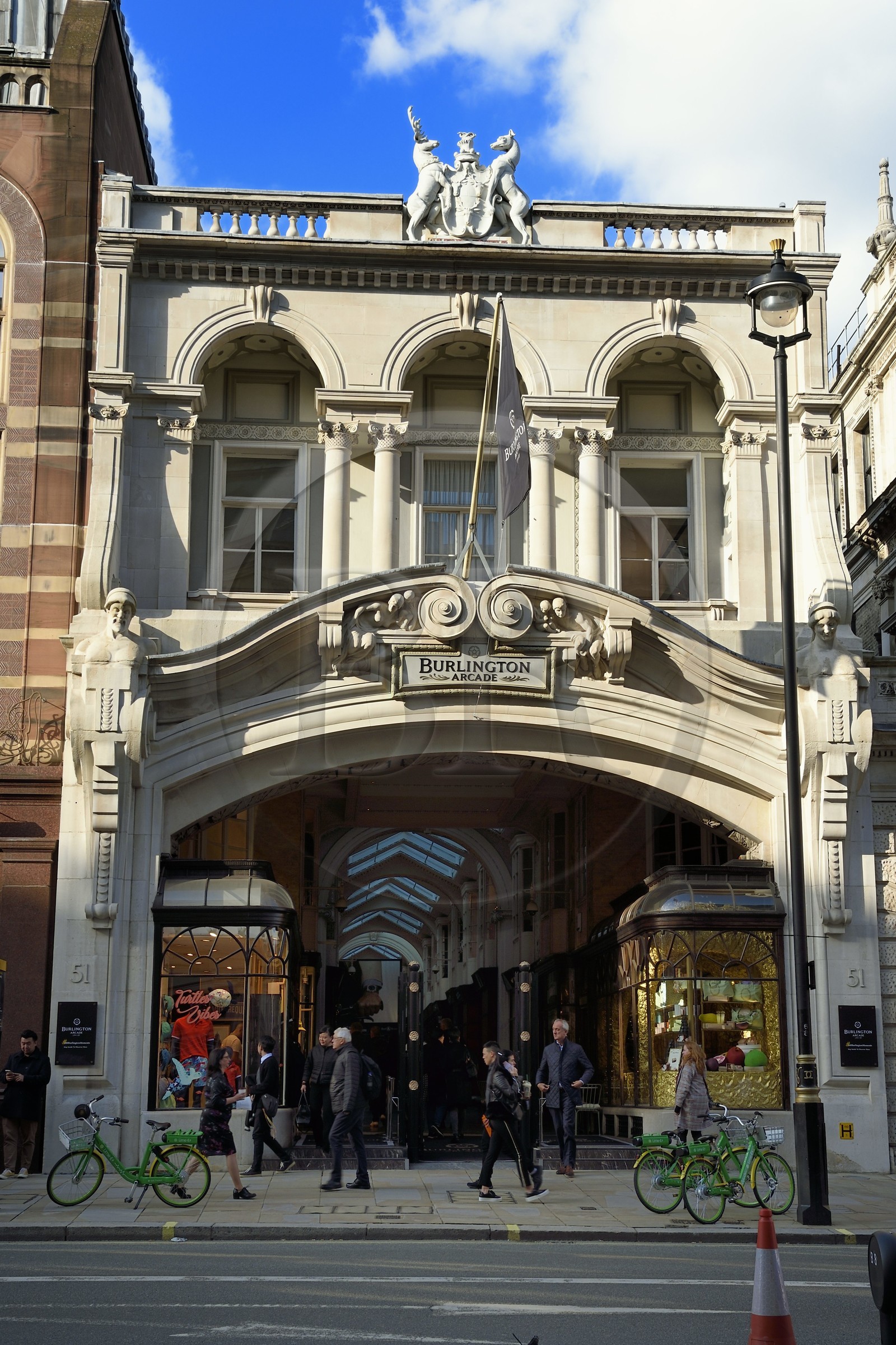 Royaume-Uni, Londres, Mayfair district, la galerie marchande couverte Burlington Arcade située derrière Bond Street, de Piccadilly à Burlington Gardens