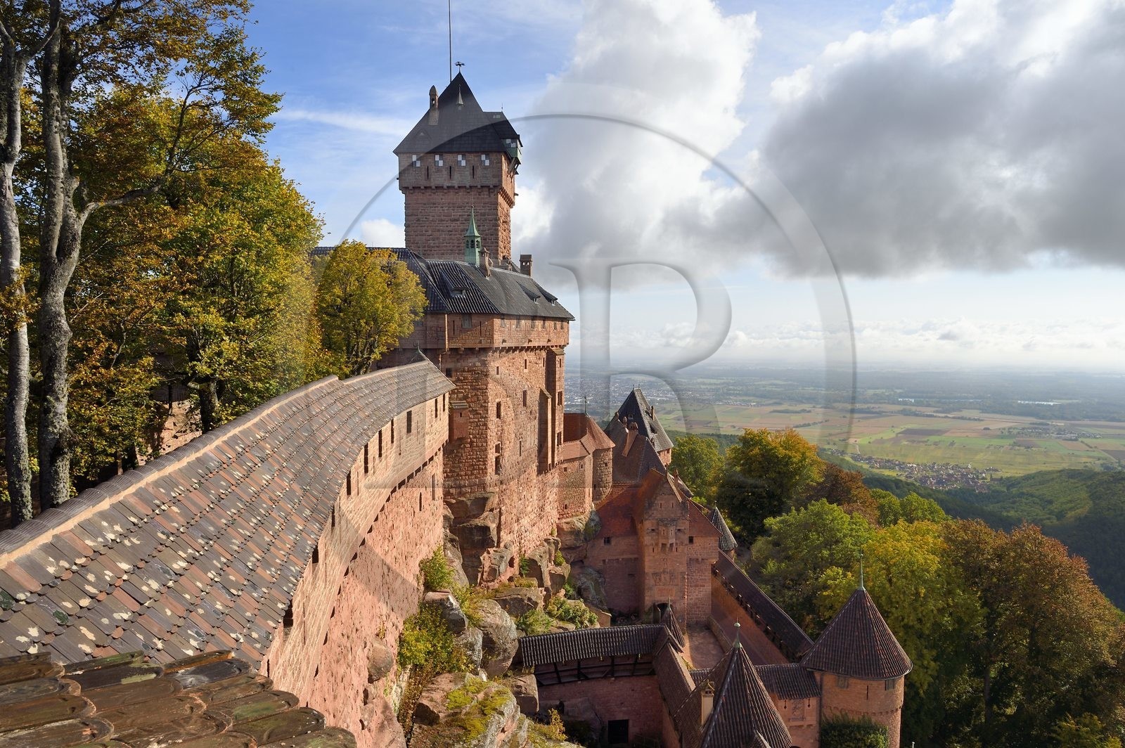 France, Bas-Rhin (67), Orschwiller, le chateau du Haut-Koenigsbourg et la plaine d'Alsace en arrière plan