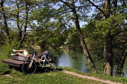 France, Val-de-Marne (94), les bords de Marne, la promenade de Polangis à Champigny-sur-Marne, le repos des cyclistes