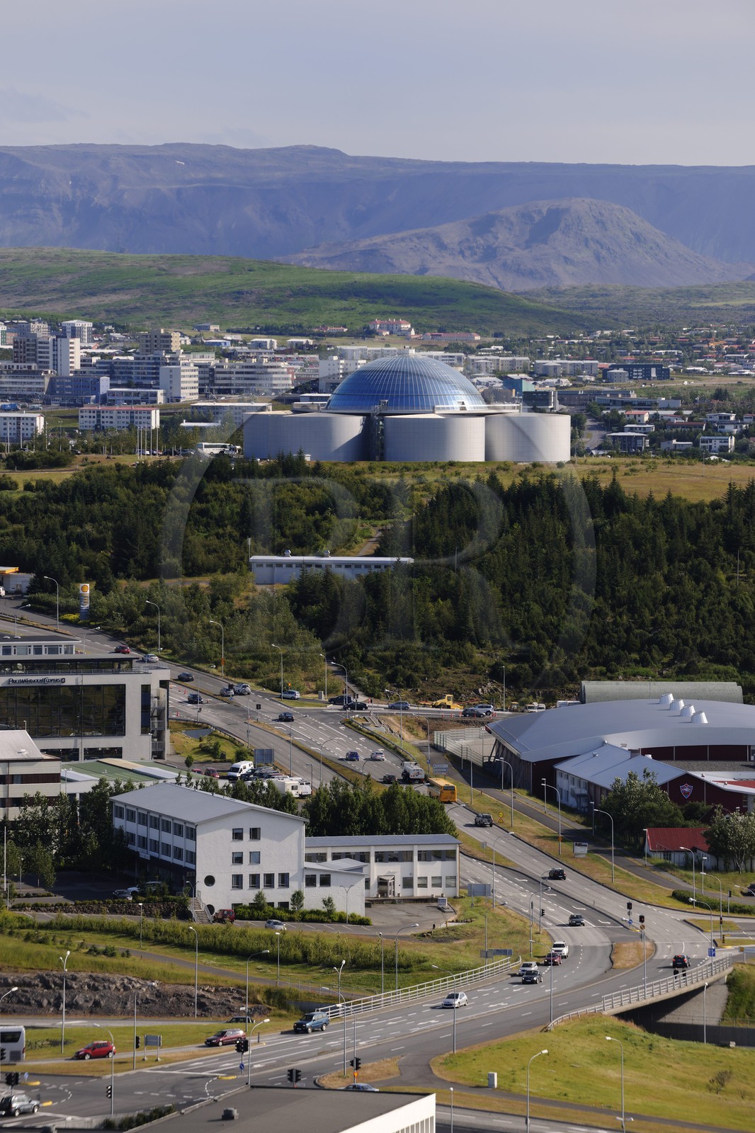 Islande, Reykjavik, l'espace culturel le Perlan (la perle) domine la ville, Perlan est constitué de six réservoirs d'eau chaude et surmonté d'un restaurant gastronomique et panoramique, il abrite le Musée des sagas