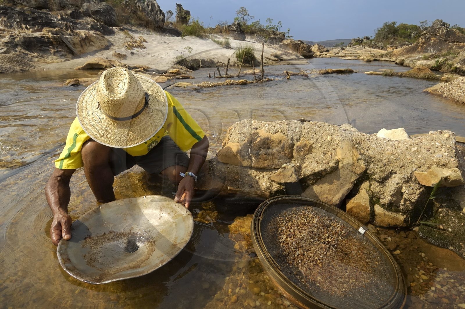 Brésil, Etat du Minas Gerais, ville de Diamantina, garimpero, prospecteur d'or dans une rivière (Route de l'or, Estrada Real)