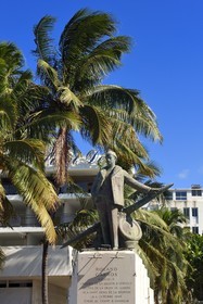 France, Ile de la Reunion, Saint-Denis, front de mer du Barachois, statue en pied de l'aviateur Roland Garros
