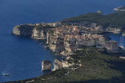 France, Corse-du-Sud (2A), Bonifacio, les falaises calcaires, la citadelle et la vieille ville, le rocher appelé Grain de Sable au premier plan (vue aérienne)