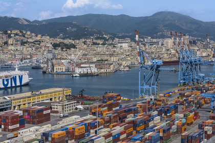 Italie, Ligurie, Gênes, le terminal conteneur du port de commerce et le Porto Antico (Vieux Port) en bordure de la ville en arrière plan