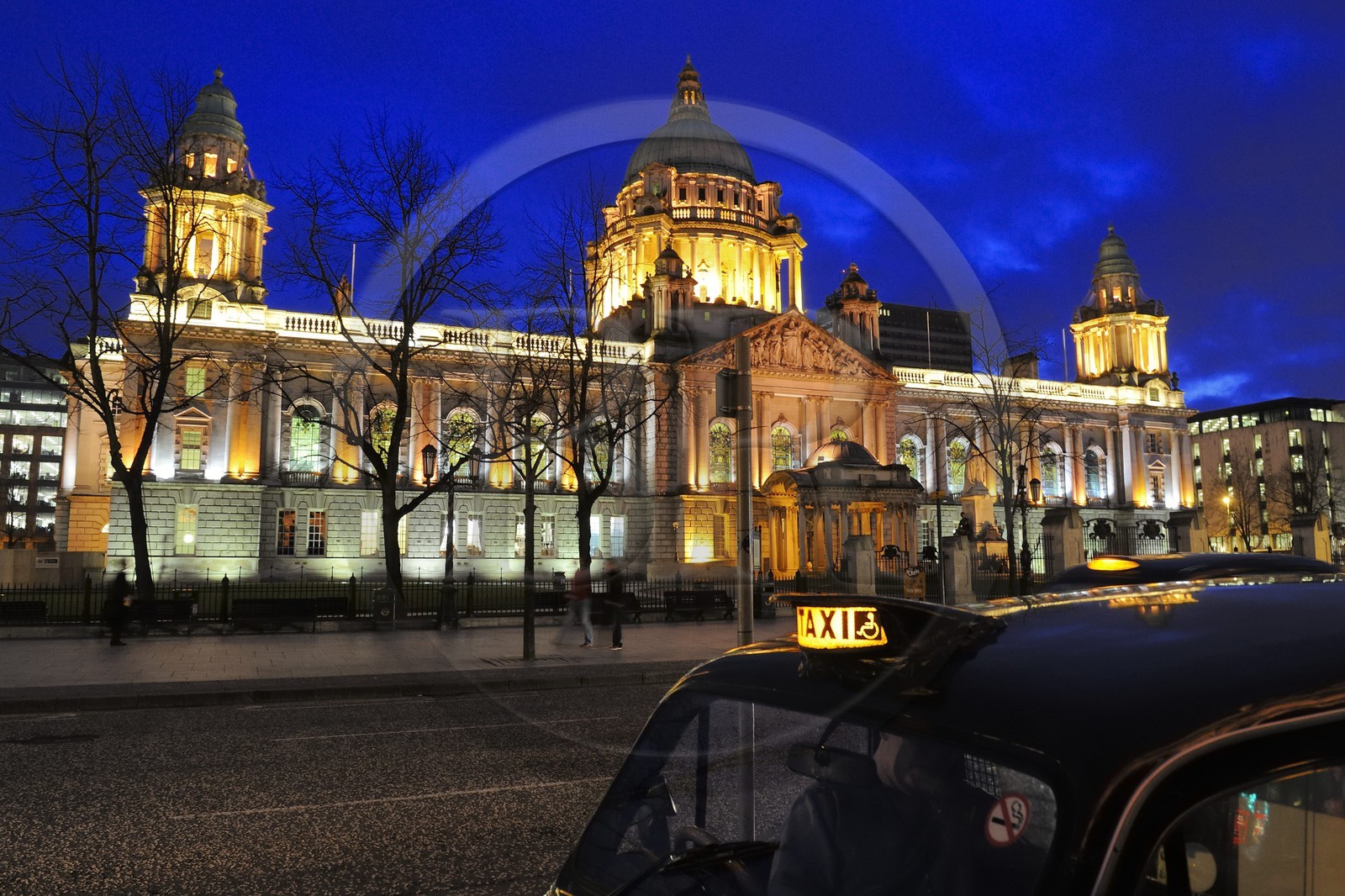 Royaume-Uni, Irlande du Nord, Belfast, black taxi devant le City Hall (hotel de ville) sur Donegall square