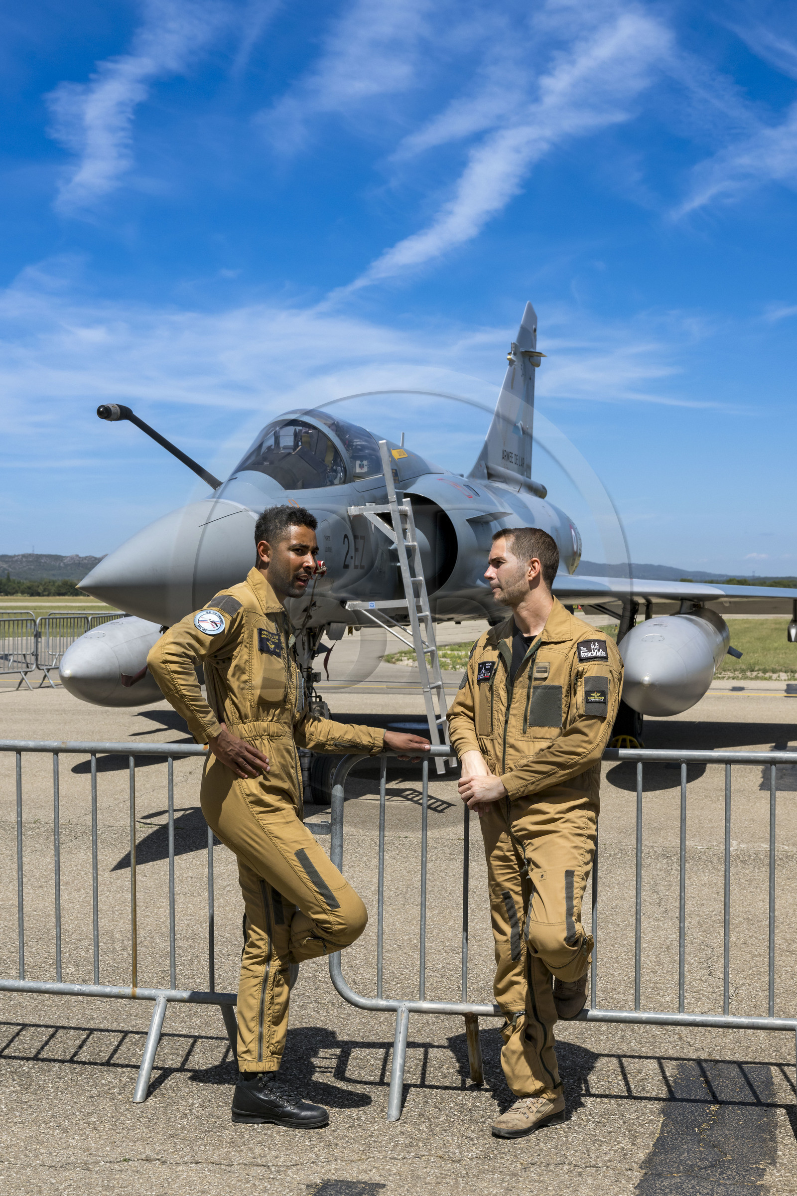 France, Bouches-du-Rhône (13), Salon-de-Provence, base aerienne 701, base de la Patrouille de France (PAF pour Patrouille acrobatique de France) de l'Armée de l'air et de l'espace française, démonstrations aériennes en présence des familles des élèves officiers pour la cérémonie d’échange des Gardes, un avion un Mirage 2000-5 présenté sur le tarmac