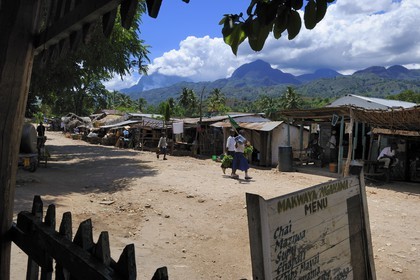 Tanzanie, région de Morogoro, les Monts Uluguru, la rue principale du village de Matombo