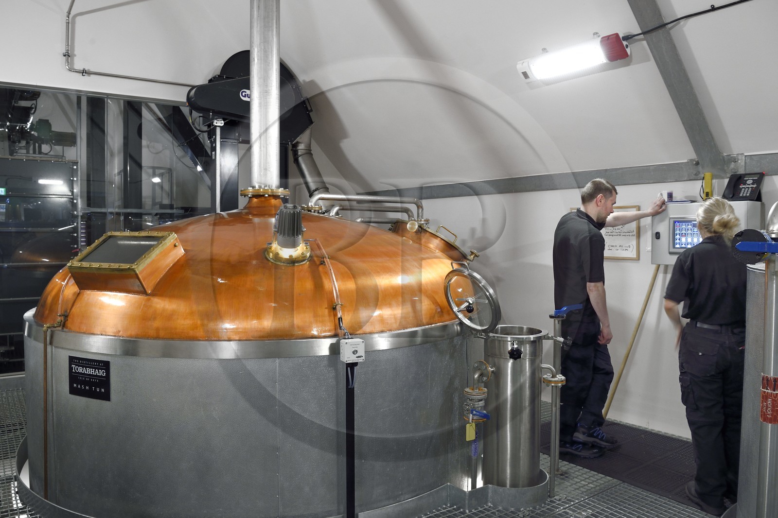Royaume-Uni, Ecosse, région des Highlands, les Hébrides, Ile de Skye, Teangue, Distillerie de whisky Torabhaig, mash tun dans la cuve de brassage supervisé par le distilleur David