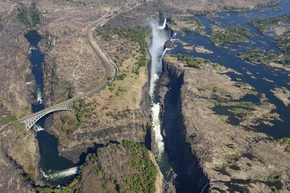 Zimbabwe, province de Matabeleland septentrional, fleuve Zambèze, les Chutes Victoria, classées Patrimoine Mondial de l'UNESCO, pont qui marque la frontière entre le Zimbabwe et la Zambie (vue aérienne)