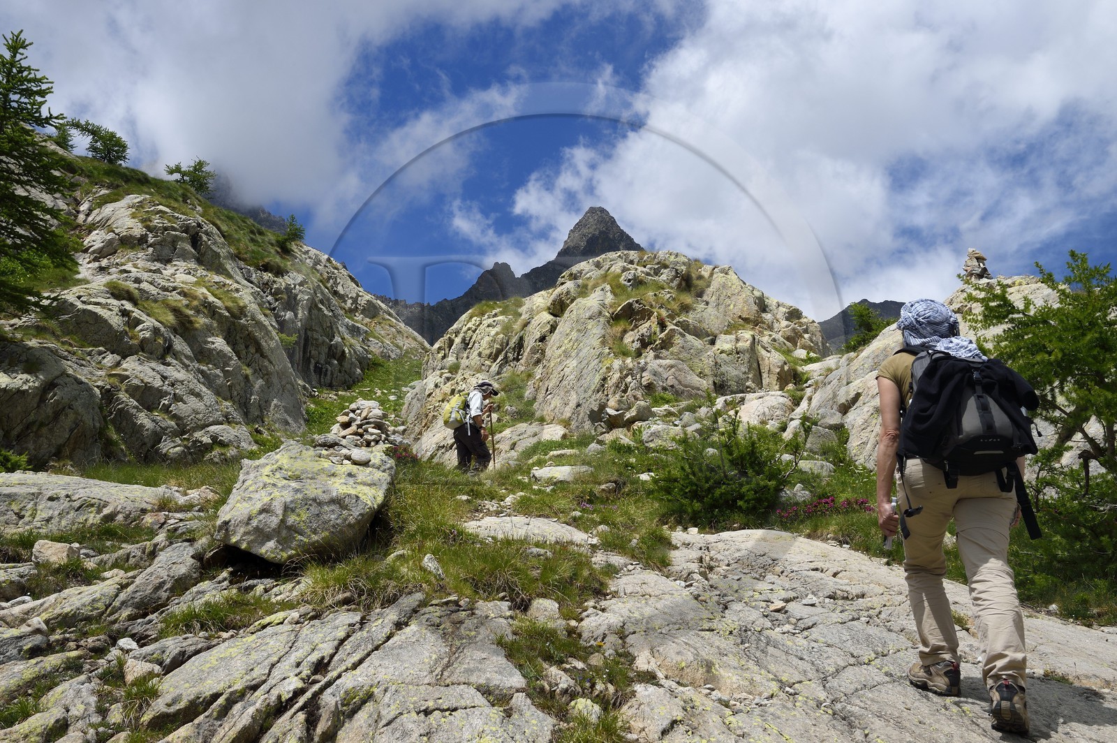 France, Alpes-Maritimes (06), parc national du Mercantour, vallée de la Valmasque, randonneurs sur le sentier franchissant le verrou glaciaire