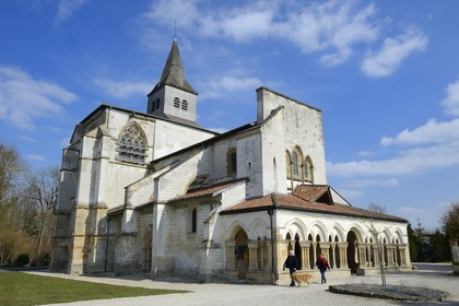 France, Marne (51), village de Saint-Amand-sur-Fion, église Saint-Amand avec son porche champenois du XIIème siècle et refait au XVIème siècle