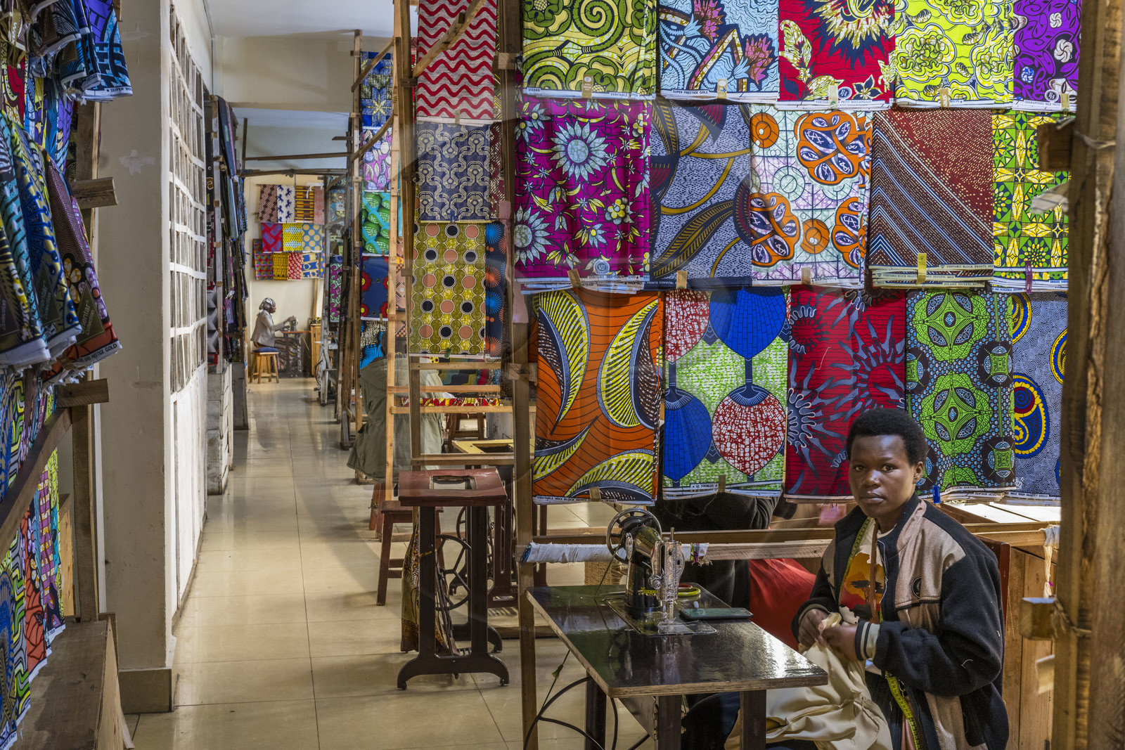 Rwanda, Province du Nord, Musanze (anciennement nommée Ruhengeri), centre commercial Goico plaza, étage de la vente de tissus et des couturières