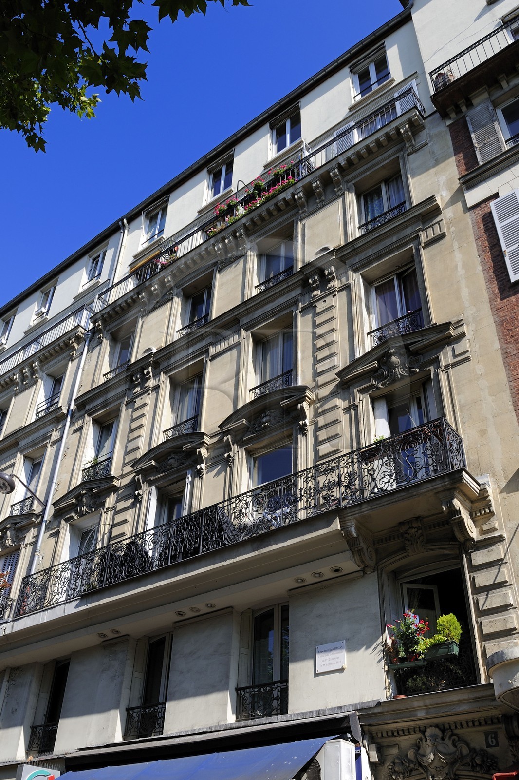 France, Paris (75), no 6 boulevard de Clichy, le peintre Degas a vécu et est mort en 1917 à 83 ans au 5e étage de cette maison