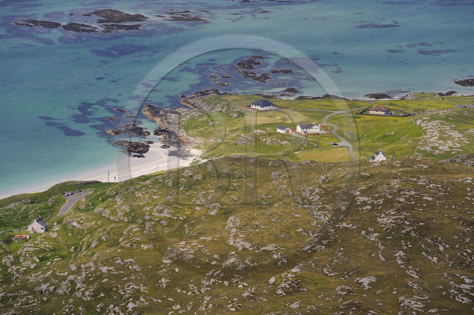 Royaume-Uni, Ecosse, Hébrides extérieures, plage sur l'Ile de Eriskay (vue aérienne)