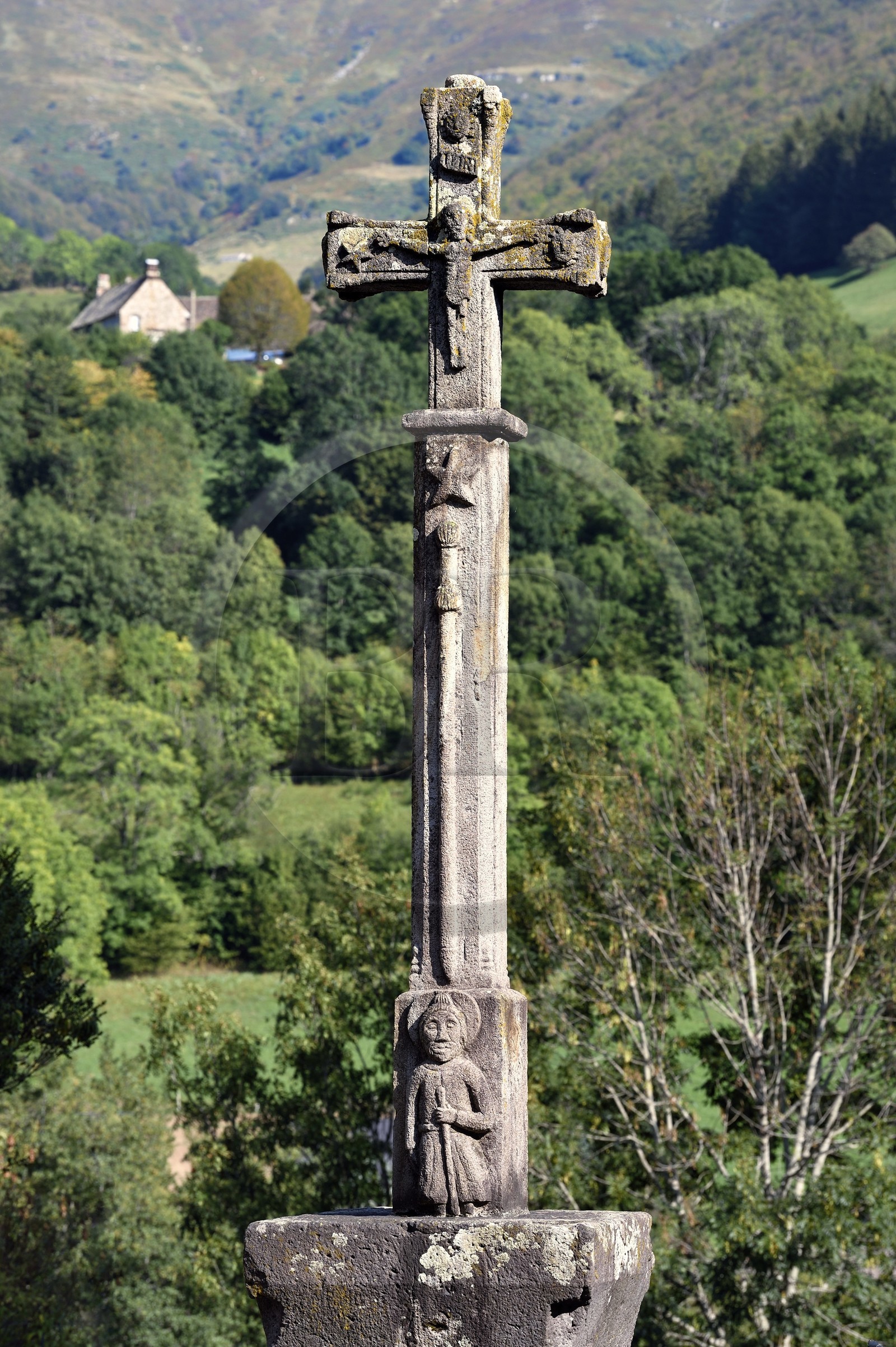 France, Cantal (15), Parc Naturel Régional des Volcans d'Auvergne, Saint-Jacques-des-Blats sur le chemin de Saint-Jacques de Compostelle par la Via Arverna, croix de 1792