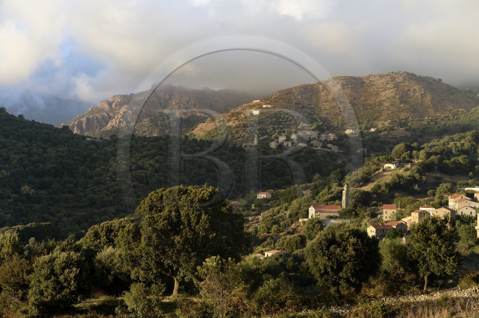 France, Corse-du-Sud (2A), région de Sartène, village de Fozzano et Santa Maria Figaniella en arrière plan