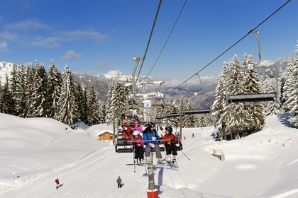 France, Haute-Savoie (74), Morzine, la vallée d'Aulps, massif du Chablais, domaine skiable des Portes du Soleil, télésiège du Belvédère du Pléney (1554m)