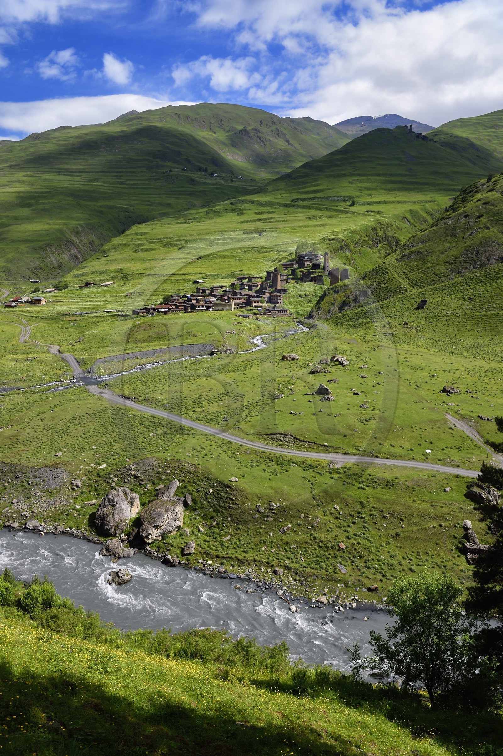 Géorgie, Kakheti, Parc national de Touchétie, vallée de la rivière Alazani dans les montagnes de Pirikiti, village de Dartlo surplombé par Kvavlo