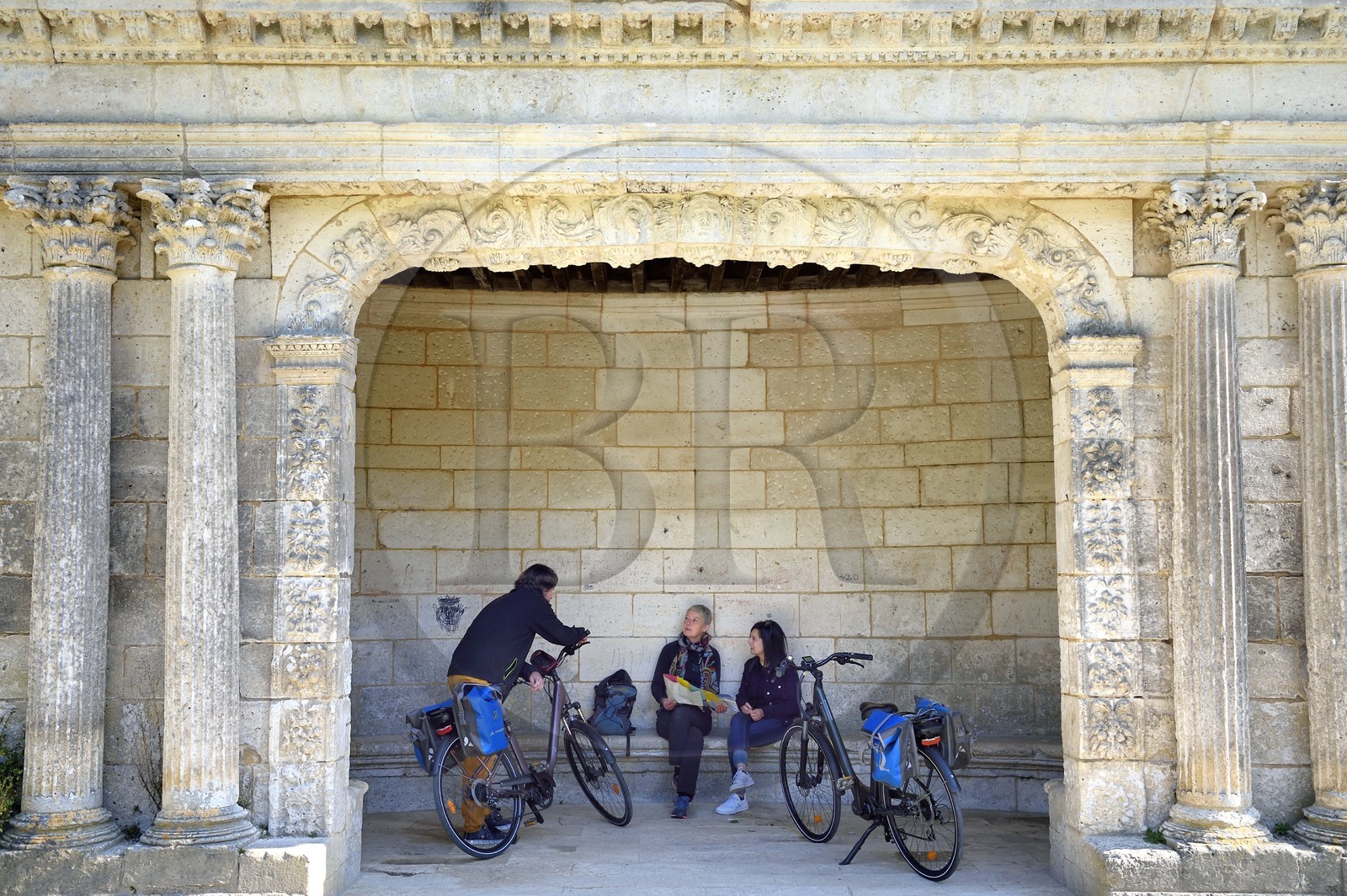 France, Dordogne, Brantome, 16th century resting place in the monks garden of Saint Pierre benedictine abbey, cyclists on the Flow Vélo cycle route resting