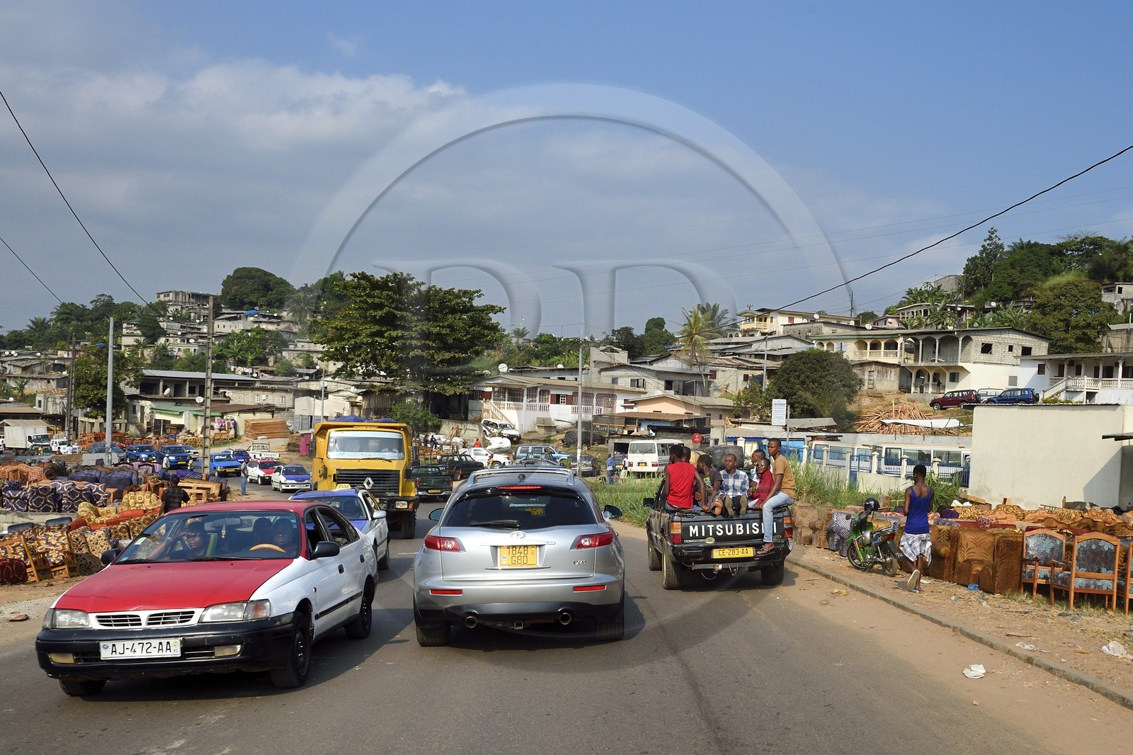 Gabon, Libreville, vente de meubles le long de la Route National 1