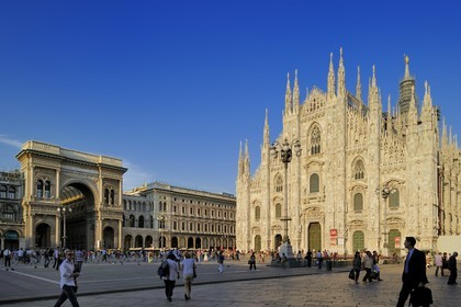 Italie, Lombardie, Milan, Piazza del Duomo, entrée de la galerie Vittorio Emanuele II, galerie commerçante construite au XIXème siècle par Giuseppe Mengoni et le Duomo (cathédrale) de style gothique flamboyant dans le centre historique