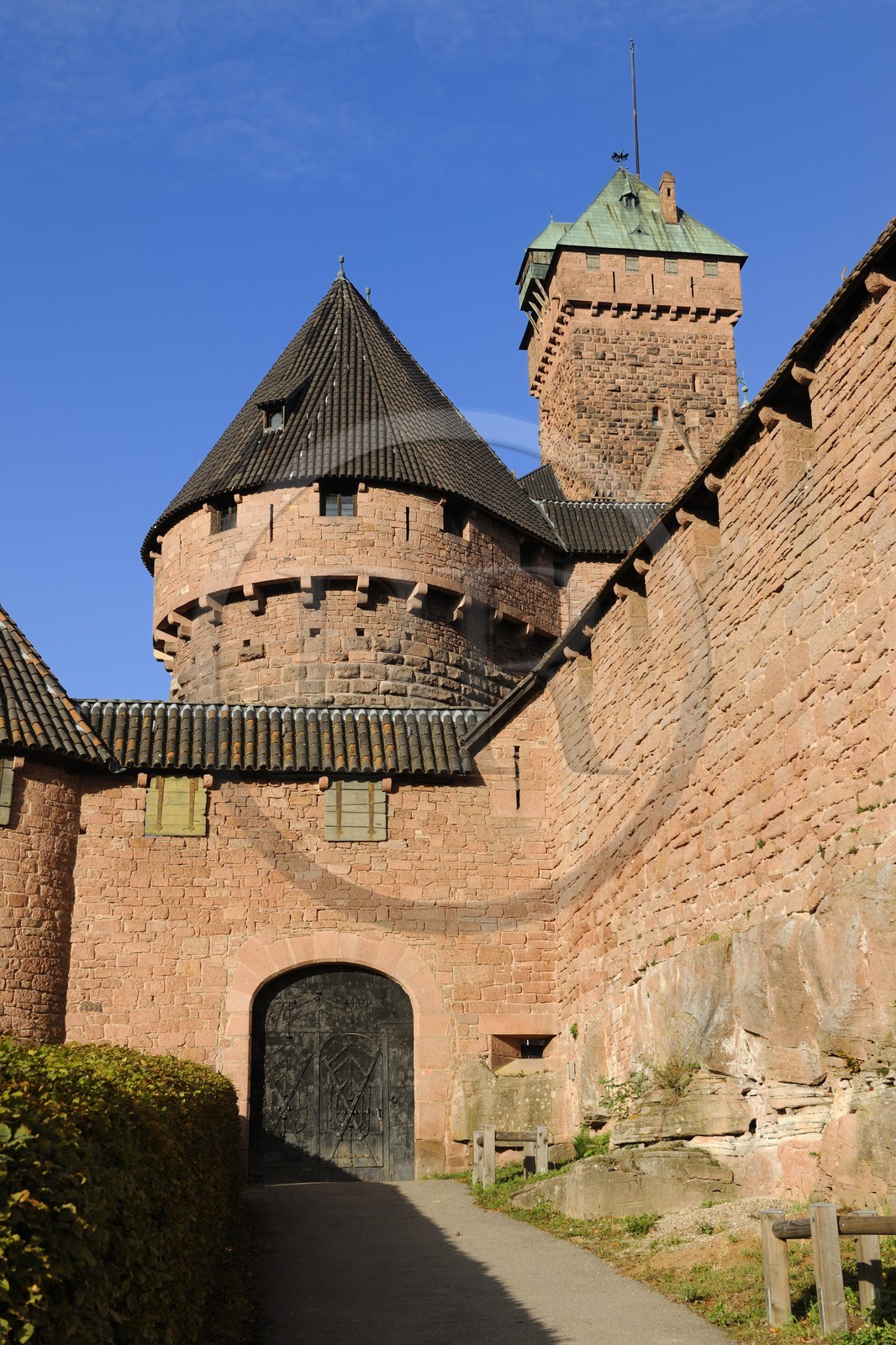 France, Bas-Rhin (67), le château du Haut-Koenigsbourg, le donjon vu depuis l'Est avec la tour sud du petit bastion