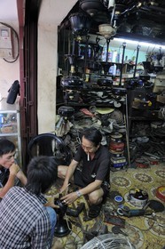Vietnam, Hanoi, 36 streets district in the old town, old fan repairer