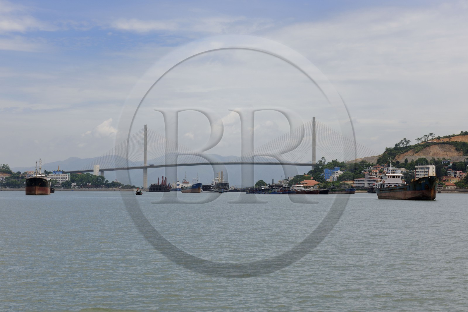 Vietnam, province de Quang Ninh, la Baie d'Halong classée Patrimoine Mondial de l'UNESCO, le pont suspendu de la ville d'Along