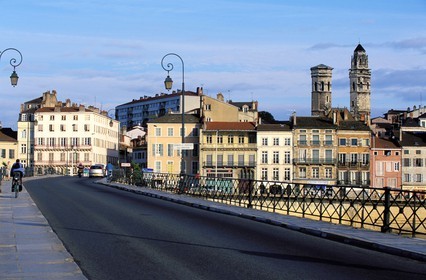 France, Saône-et-Loire (71), Mâcon, le pont Saint-Vincent, la Saône et le quartier du vieux Saint-Vincent