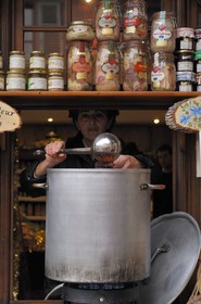 France, Haut Rhin (68), Kaysersberg a Noel, vendeuse de vin chaud