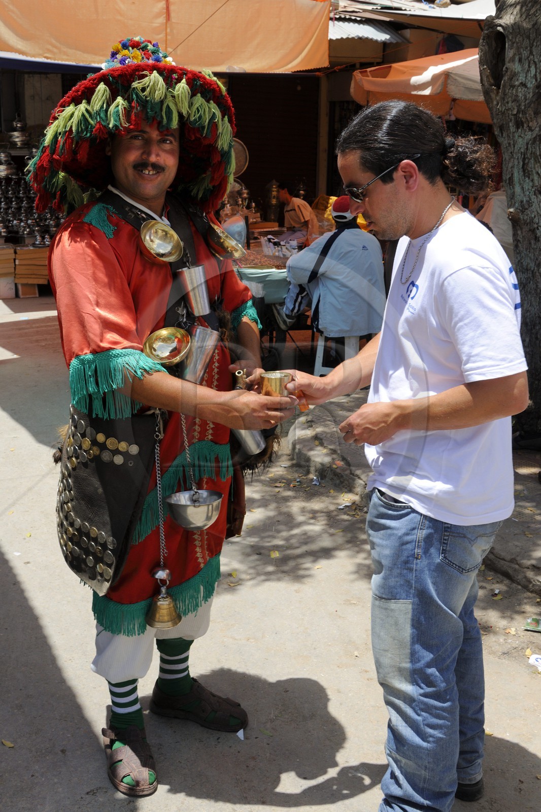Maroc, région de l'Oriental, Oujda, marchand d'eau dans le souk de la médina