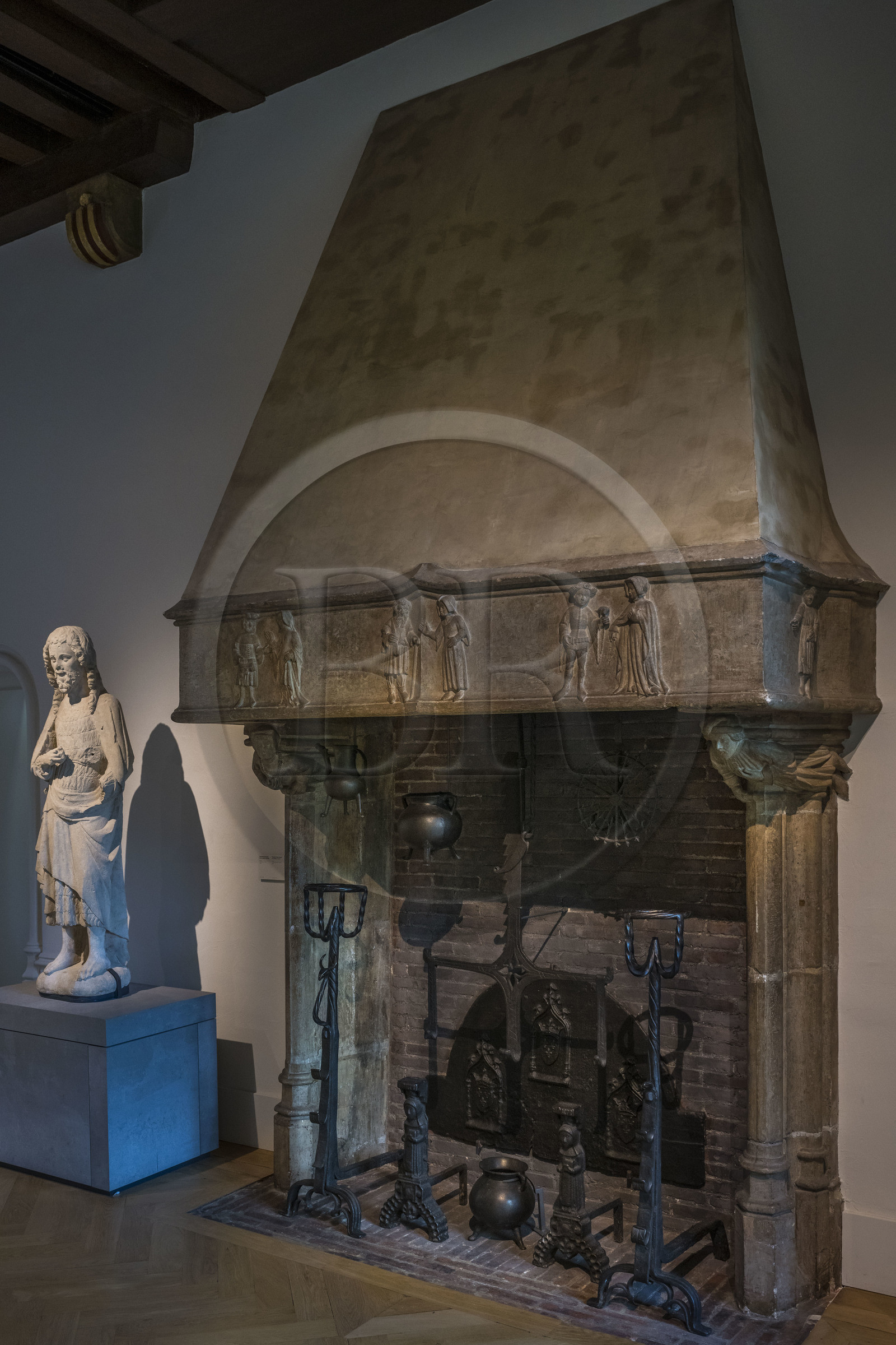 France, Paris (75), Musée de Cluny - Musée national du Moyen-Age, accessoires d'âtre et ensemble d'ustensiles de cuisine du XVe siècle dans une cheminée