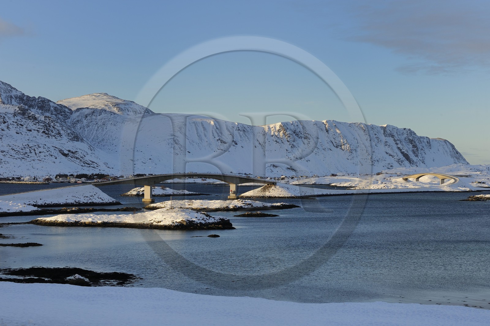 Norvège, Nordland, Iles Lofoten, ponts à Ramberg sur l'Ile de Flakstad en hiver