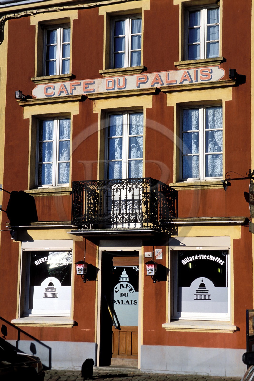 France, Ardennes (08), Rocroi, le café sur la place centrale