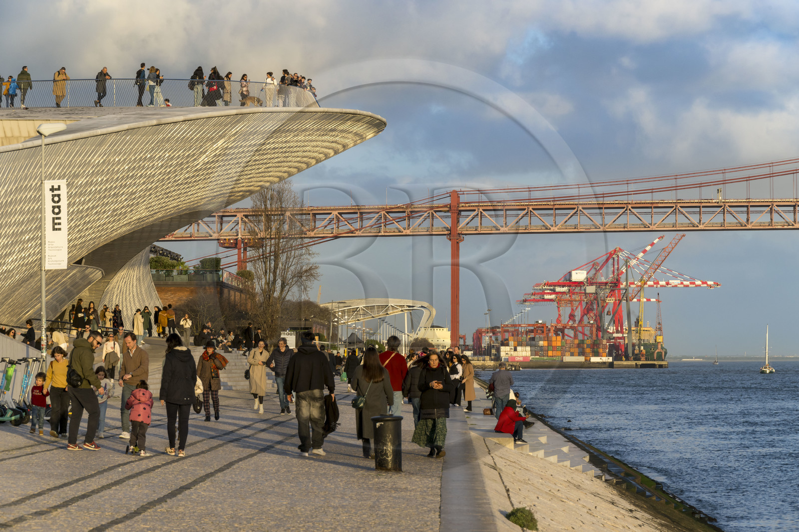 Portugal, Lisbonne, quartier de Belem, MAAT (Musée d'Art, Architecture et Technologie ou Museu de Arte, Arquitetura e Tecnologia) sur les bords du Tage, inauguré en 2016 et conçu par l'architecte britannique Amanda Levete, le pont Ponte 25 de Abril et le port de Lisbonne en arrière plan