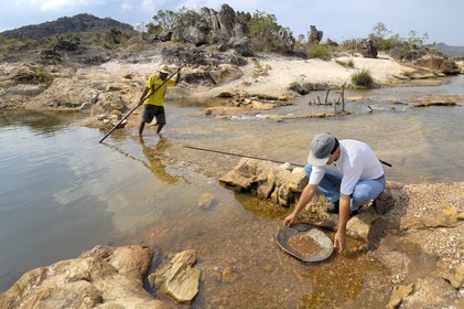 Brésil, Etat du Minas Gerais, ville de Diamantina, garimpero, prospecteur d'or dans une rivière (Route de l'or, Estrada Real)