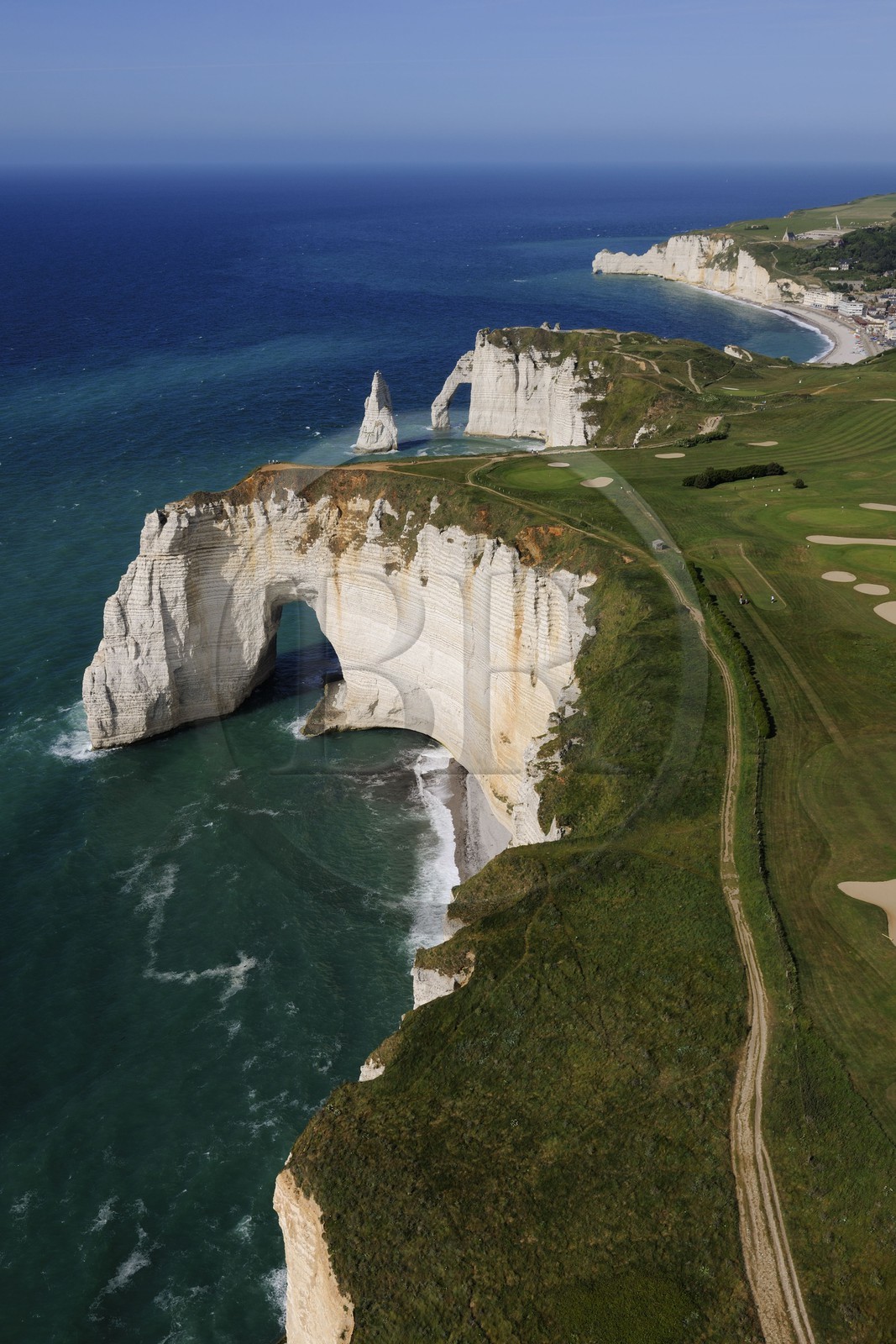 France, Seine-Maritime (76), Pays de Caux, Côte d'Albâtre, Etretat, les falaises d'Aval, l'Aiguille Creuse et le golf (vue aérienne)