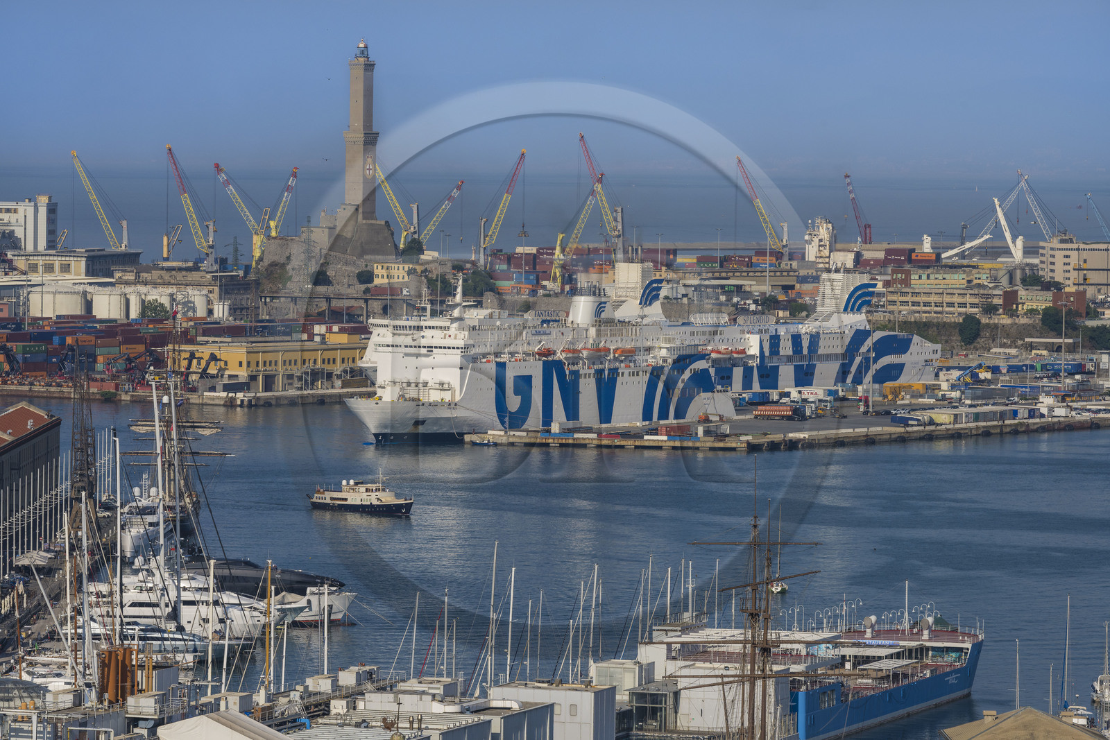 Italie, Ligurie, Gênes, le port de commerce et le terminal des ferries dominés par le phare de la Lanterna