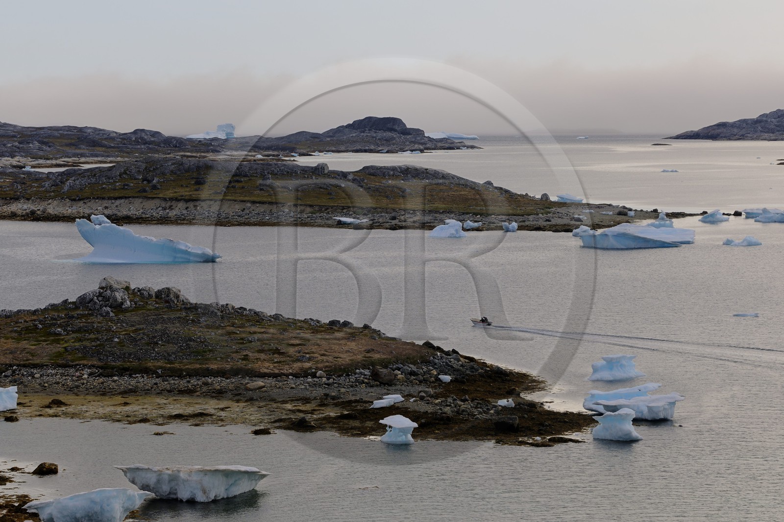 Groenland, fjord de Nanortalik au sud du pays, bateau progressant entre les icebergs