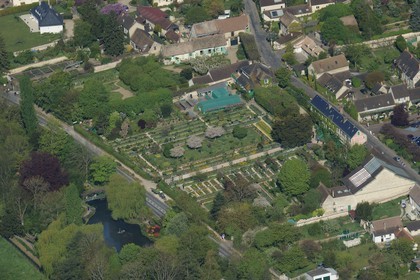 France, Eure (27), Giverny, jardin et maison de Claude Monet (vue aérienne)