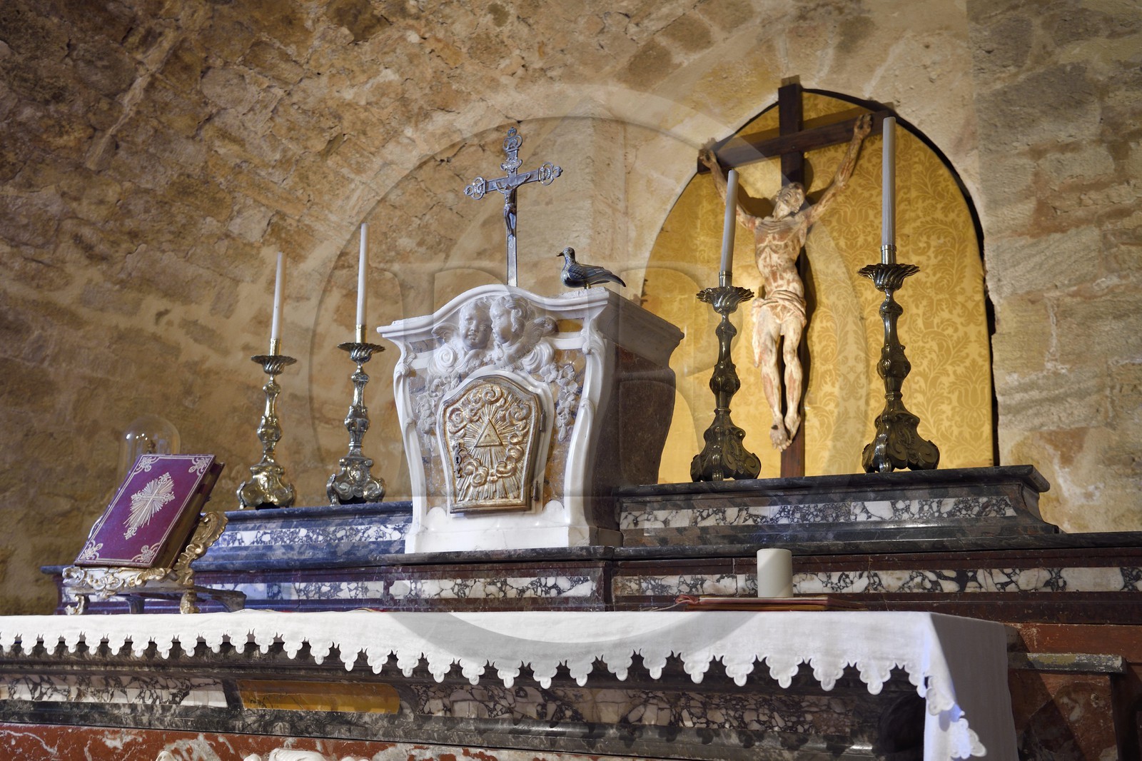 France, Vaucluse (84), Parc Naturel Regional du Luberon, Ansouis, labellisé Les Plus Beaux Villages de France, le chateau d'Ansouis, la chapelle et son autel